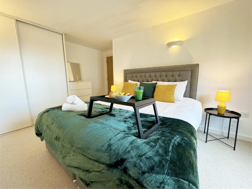 Un dormitorio con una cama con una mesa. en Vibrant City Apt 2 Bed in Hoxton and Shoreditch, en Londres