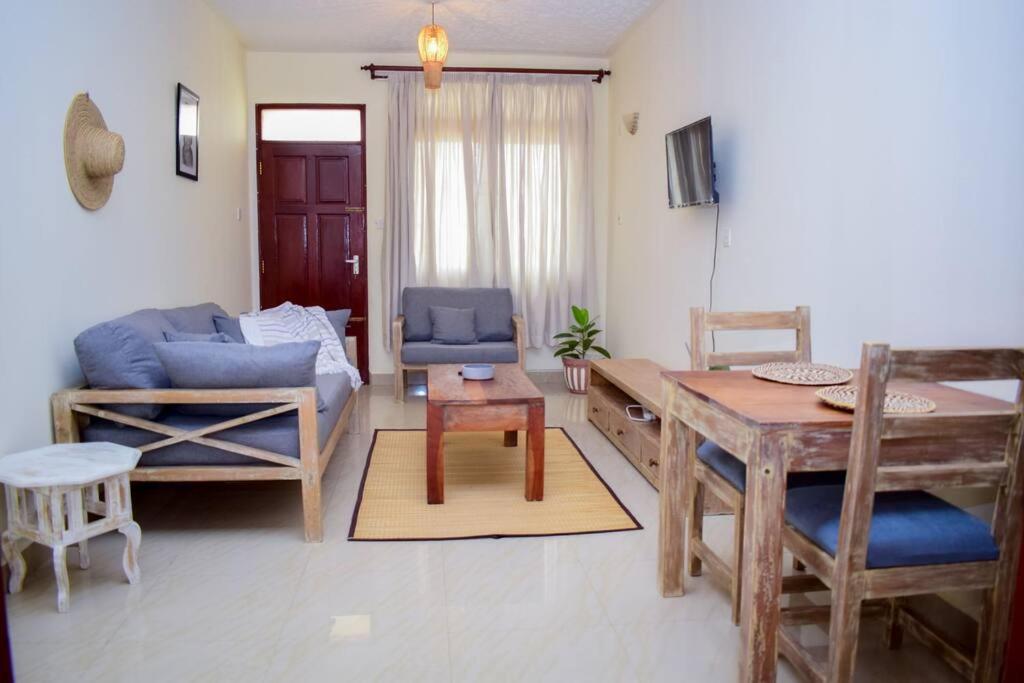 ein Wohnzimmer mit einem Sofa und einem Tisch in der Unterkunft Luxe stay Airbnb in Mtwapa
