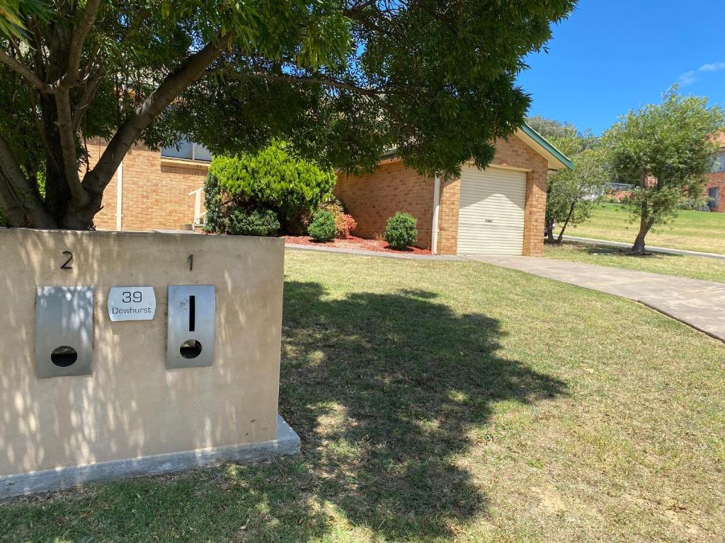 a wall with a pay phone in a yard at 39onDewhurst in Mudgee