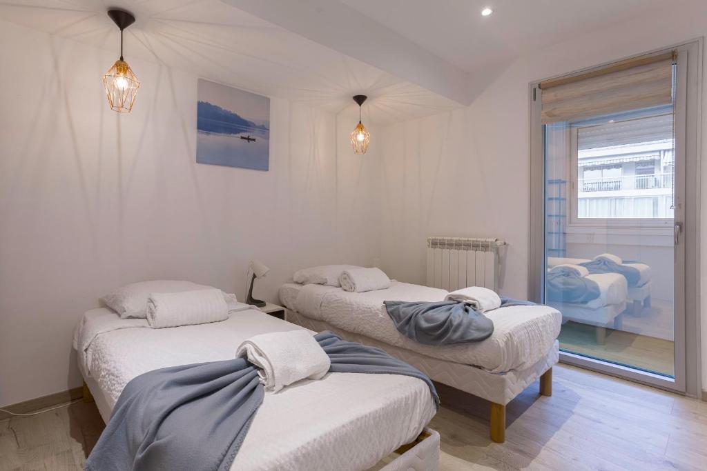 2 camas individuales en una habitación con ventana en &quot;Casa Nonna&quot; - 16 mn à pied du Palais, parking privé, clim, ascenseur, en Cannes