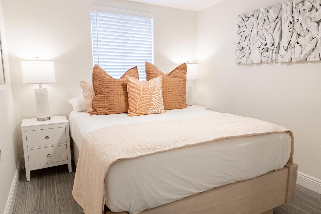 Postel nebo postele na pokoji v ubytování Siesta Key Beachside Villas