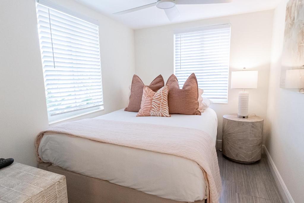Postel nebo postele na pokoji v ubytování Siesta Key Beachside Villas
