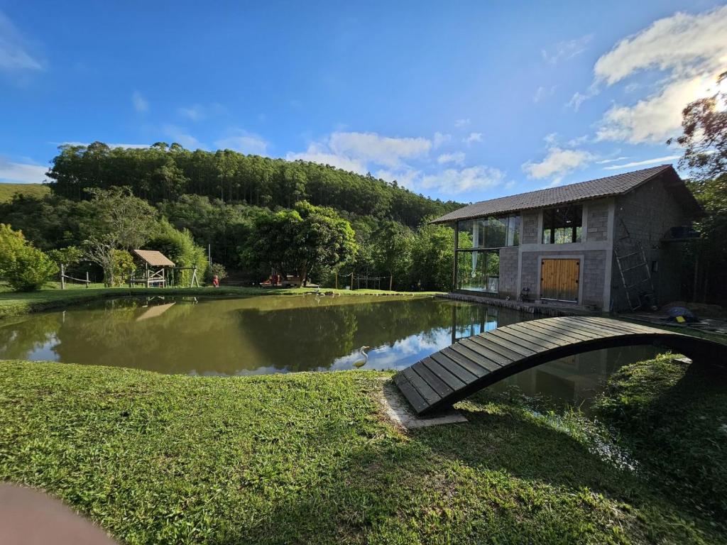 ラゴイーニャにあるRecanto Tereza Diasの建物前の池橋