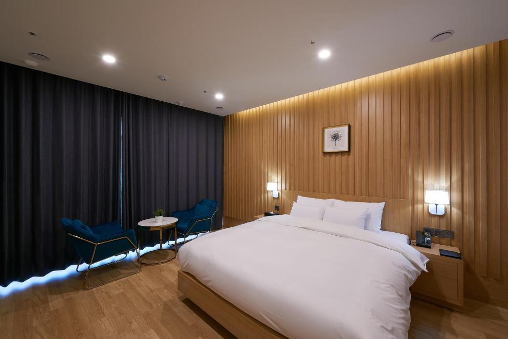 Postel nebo postele na pokoji v ubytování CS Hotel
