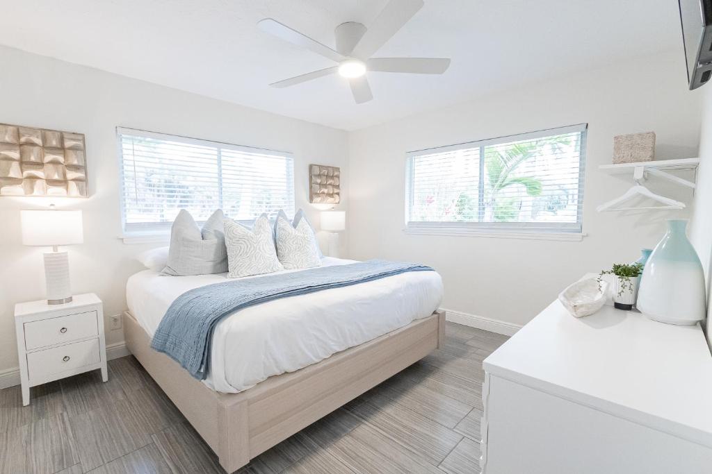 Postel nebo postele na pokoji v ubytování Siesta Key Beachside Villas