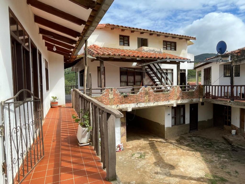 una casa con una pasarela delante de ella en Hostal "Agua Dulce", en Samaipata