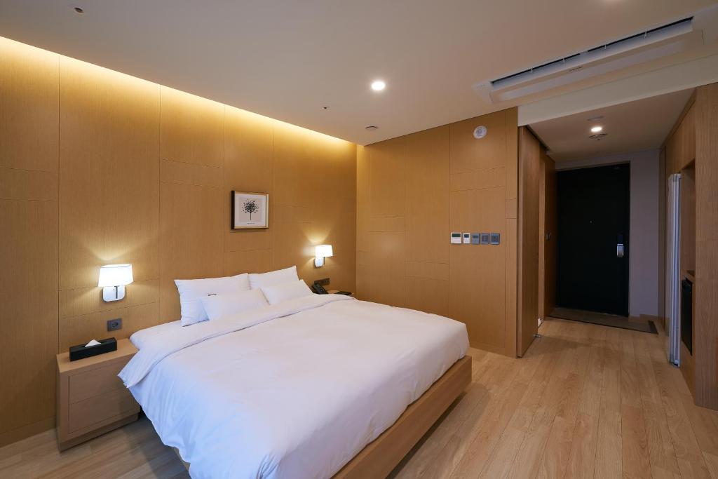 Postel nebo postele na pokoji v ubytování CS Hotel