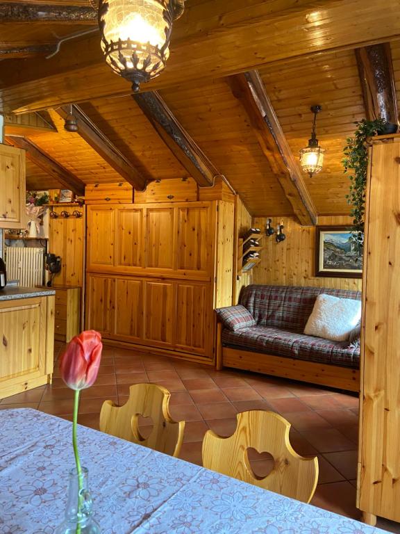 un soggiorno con tavolo e divano di Stella Alpina, in Via Medail con vista incantevole sulle Alpi a Bardonecchia