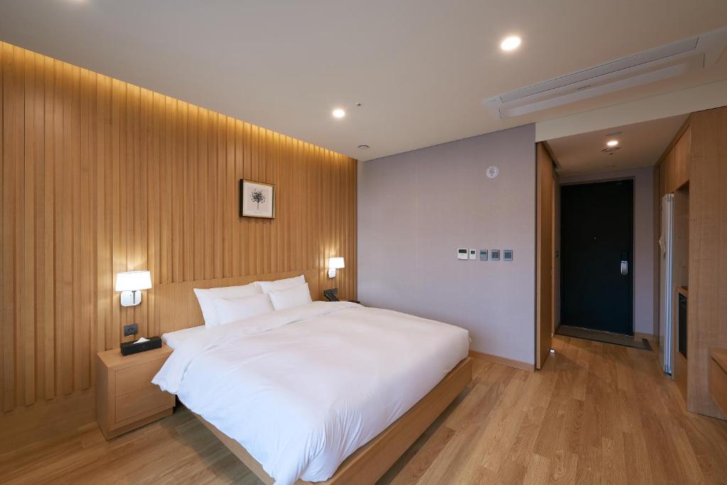 Postel nebo postele na pokoji v ubytování CS Hotel