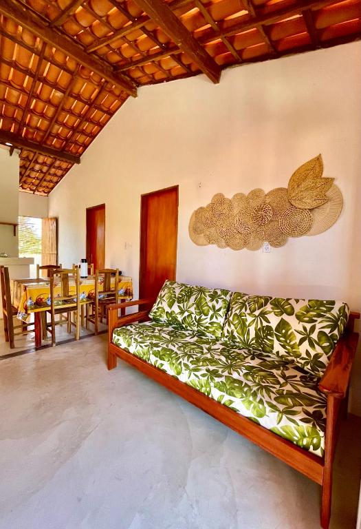 a living room with a couch and a table at Casa Ariacó in Amontada