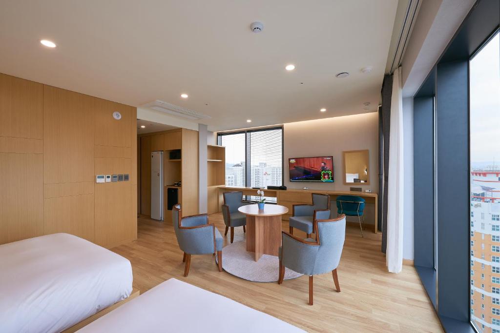TV a/nebo společenská místnost v ubytování CS Hotel