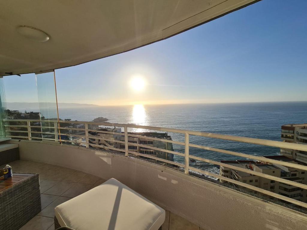 a balcony with a view of the ocean at Reñaca-Cochoa Vista Mar-3D -funicular directo playa in Viña del Mar