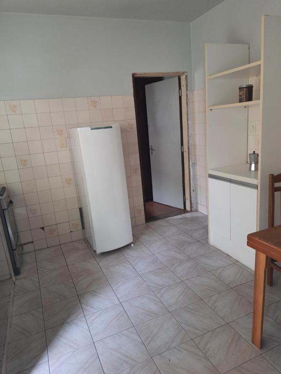 uma cozinha com um frigorífico branco num quarto em Hostel Sancris 2 em São José dos Campos