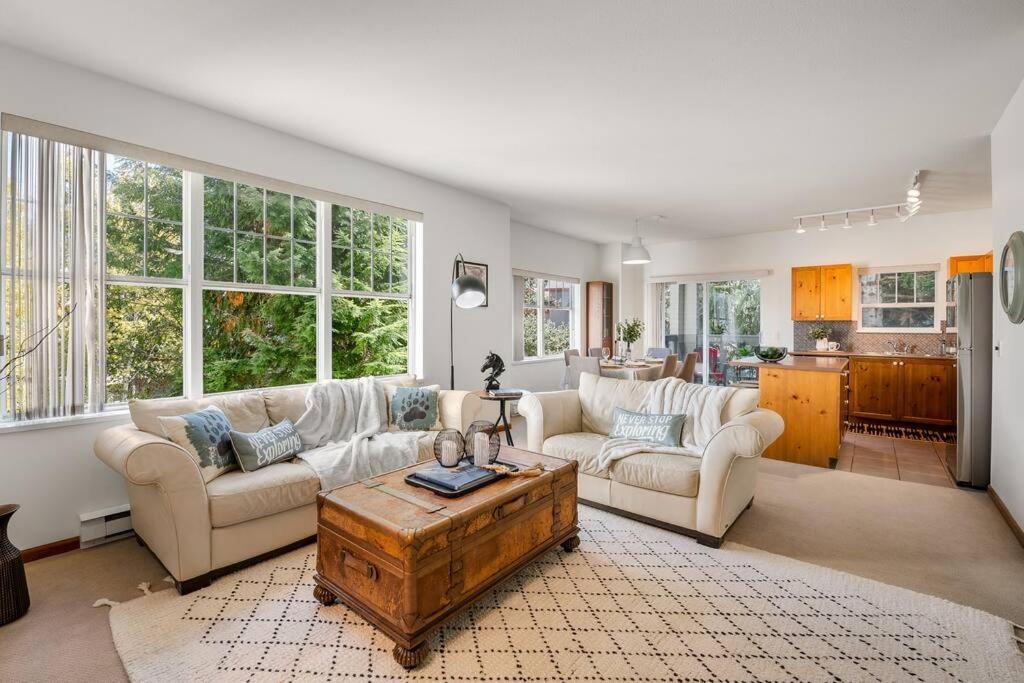 ein Wohnzimmer mit 2 Sofas und einem Couchtisch in der Unterkunft Blueberry Hill Premium Area in Whistler