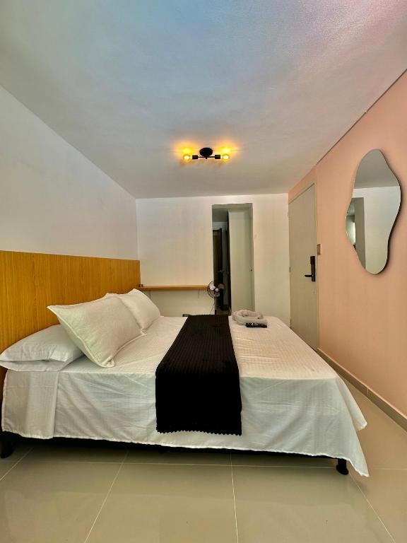 Ein Bett oder Betten in einem Zimmer der Unterkunft TheLuxe ApartaEstudio Laureles 2