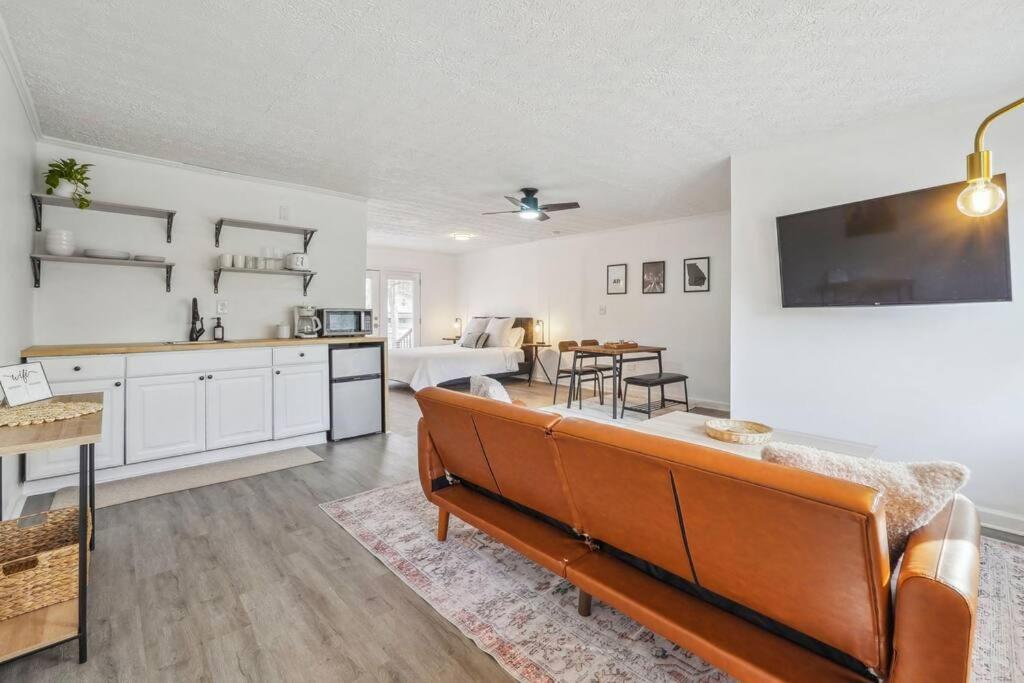 Il comprend un salon avec un canapé et une cuisine. dans l'établissement Cozy Kennesaw Apartment Close to KSU with EV Plug In, à Kennesaw