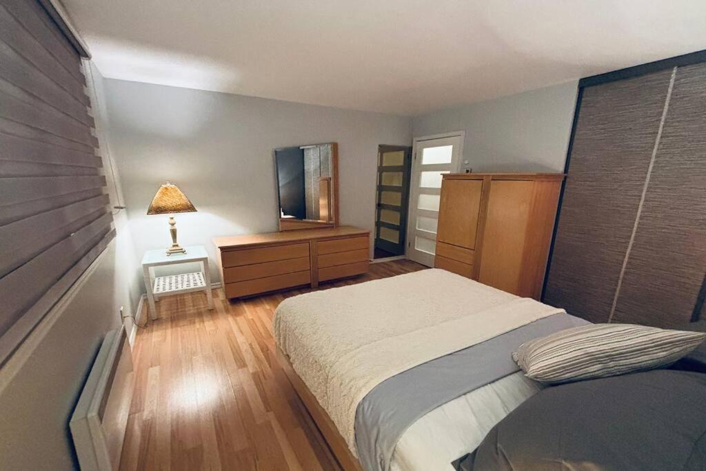 Postel nebo postele na pokoji v ubytování Ahava, Centropolis Laval