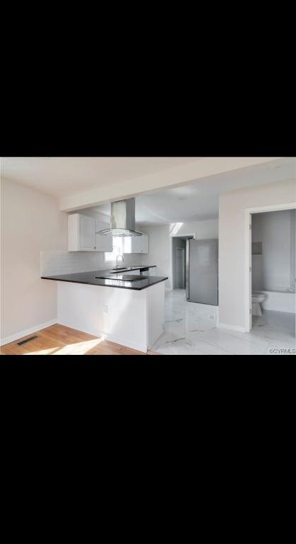 彼得斯堡Cozy newly renovated house的白色的厨房配有炉灶烤箱
