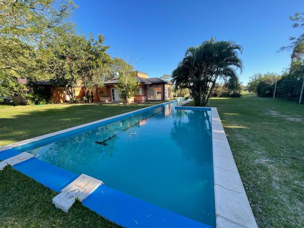 een zwembad in de tuin van een huis bij Quinta con piscina BitcoinsHouse Los Azahares Santa Ana in Laguna Brava