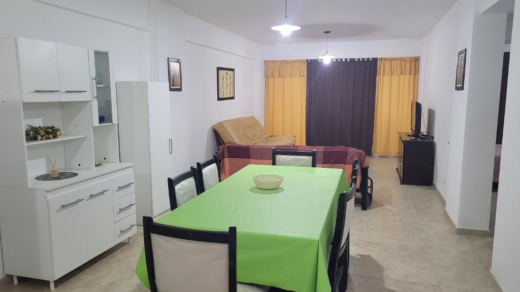米拉馬爾的住宿－Miramar，厨房配有一张桌子,上面有绿桌布