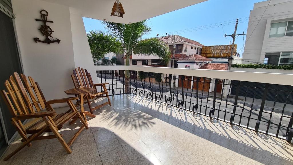Un balcón con sillas y vistas al océano. en Amazing apartment in Salinas, Ecuador en Salinas