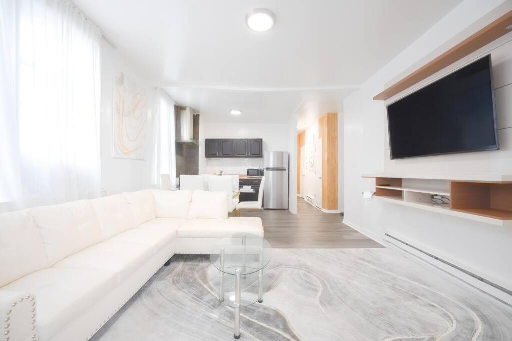 - un salon blanc avec un canapé blanc et une télévision dans l'établissement Luxury NY Home close to NYC!, à Yonkers