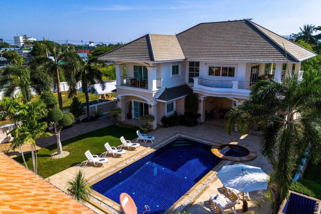 - une vue aérienne sur une maison avec une piscine dans l'établissement Luxurious 5-Bedroom Private Pool Villa! PV5, à Hua Hin