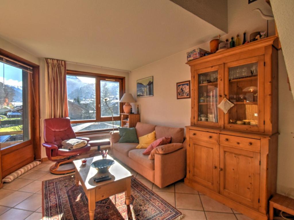un salon avec un canapé et une table dans l'établissement Charmant 3 Pièces à Morzine avec Balcon - Idéal pour 4 Personnes, Proche Pistes et Commodités - FR-1-524-123, à Morzine