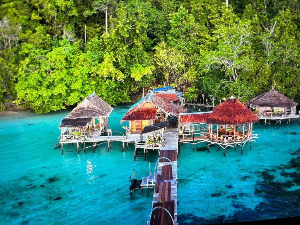 eine Luftansicht eines Resorts im Wasser in der Unterkunft Yenbainus homestay in Yennanas Besir