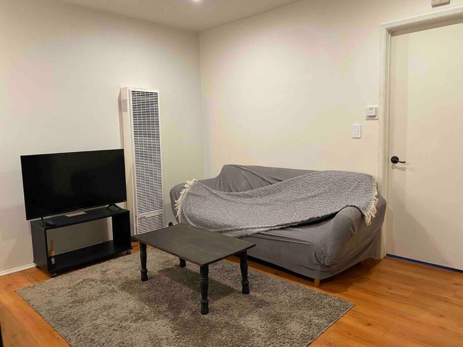 1 dormitorio con cama, mesa y TV en Beach Gateway Full Kitchen 1 Bedroom Duplex, en Manhattan Beach