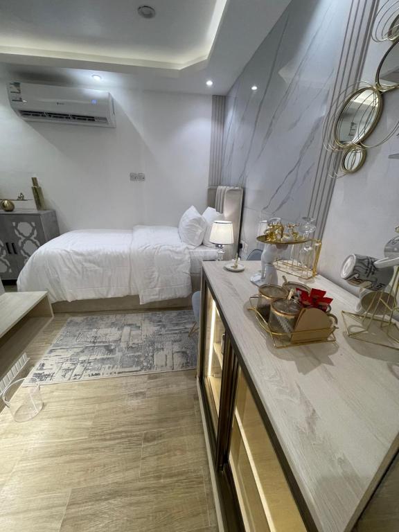 een hotelkamer met een bed en een aanrecht met een bureau bij Riyadh Single Studio in Riyad