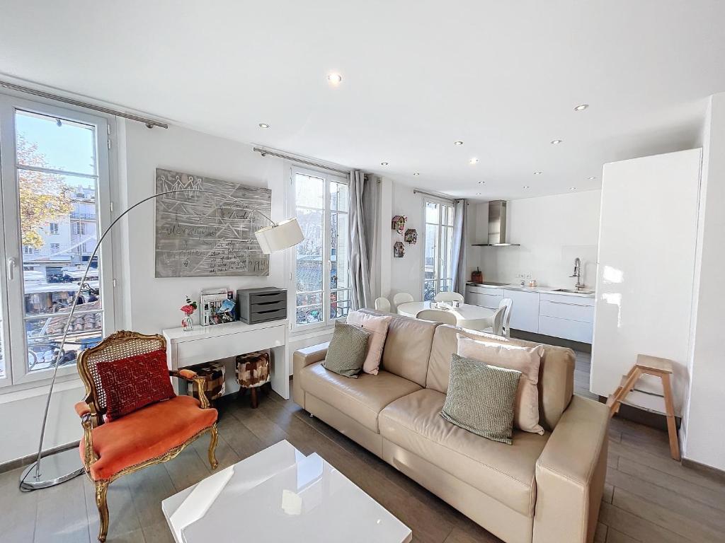 un salon avec un canapé et une table dans l'établissement Cannes Heart of town 2 BR perfect congress & Holidays by Olam Properties, à Cannes
