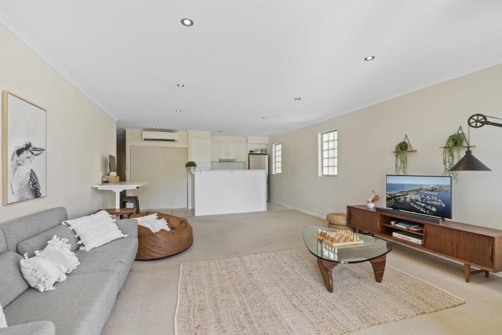 uma sala de estar com um sofá e uma mesa em Modern 2BR Apt next to SouthBank Free Wifi & Pool em Brisbane
