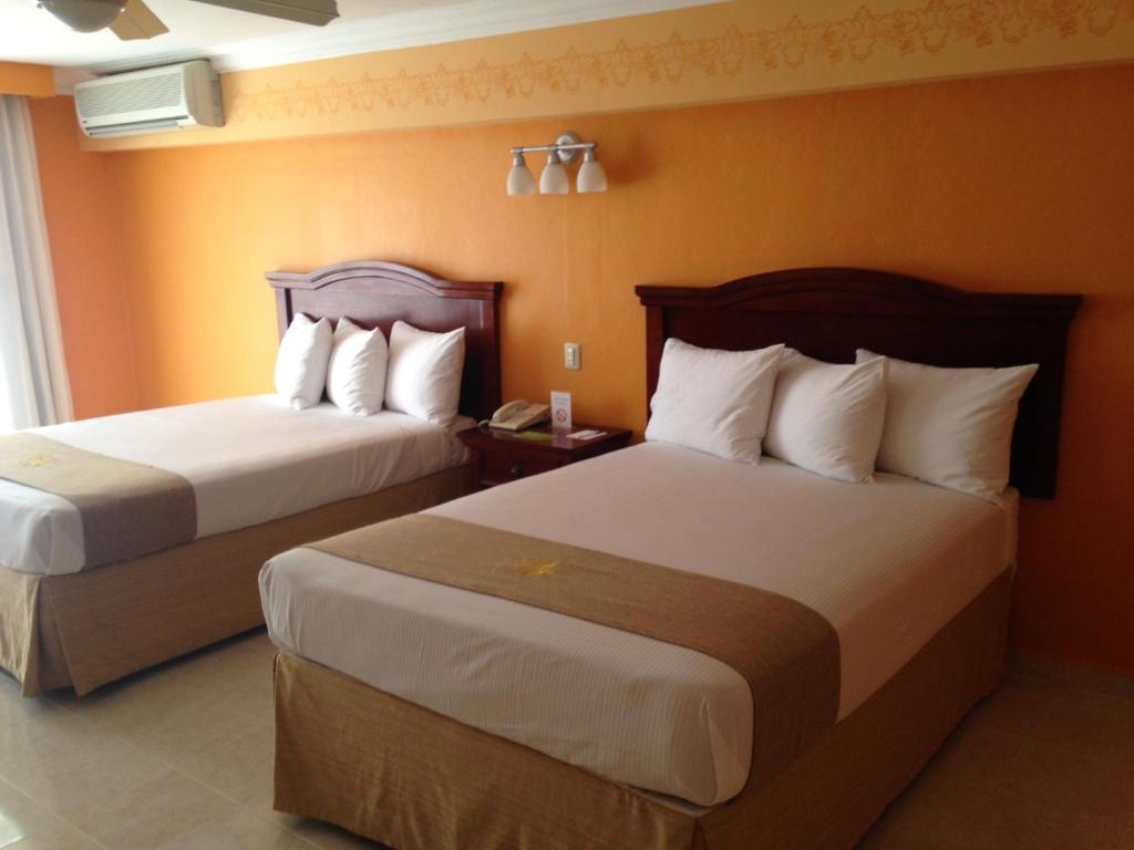 Postel nebo postele na pokoji v ubytování Hotel Plaza Colonial