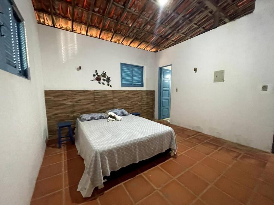 ein Schlafzimmer mit einem Bett in einem Zimmer in der Unterkunft Casa de frente para o mar, pé na areia! in Rio do Fogo
