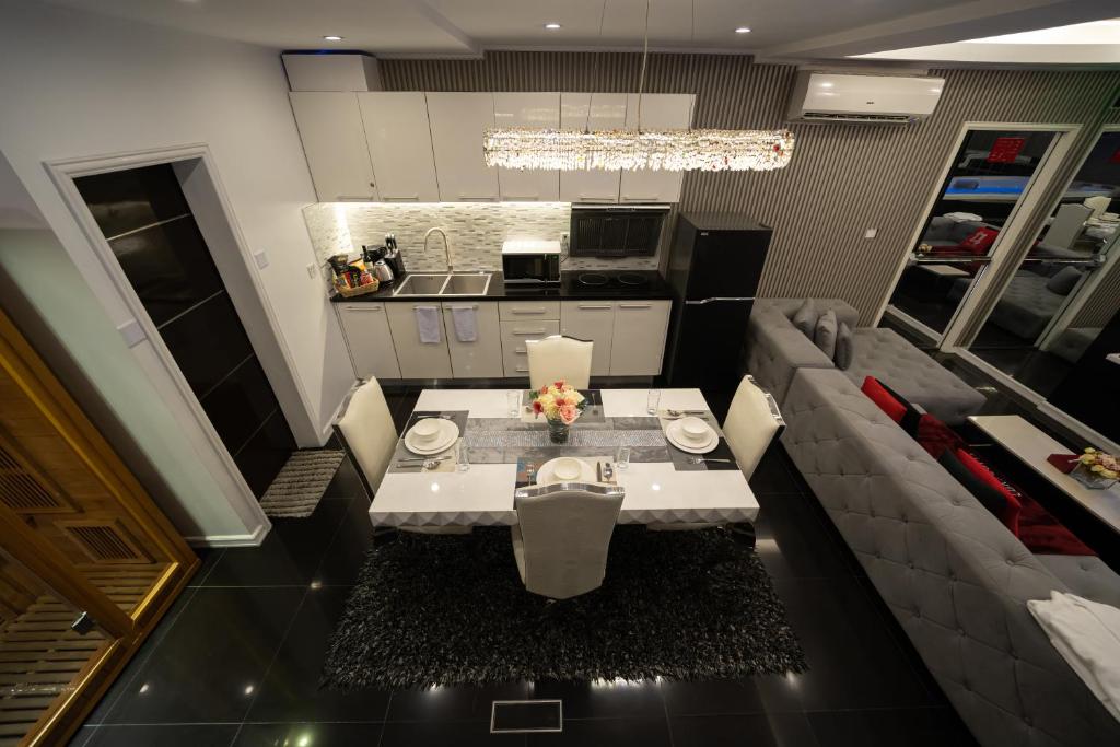 Kuchyň nebo kuchyňský kout v ubytování Luks Lofts Hotel & Residences
