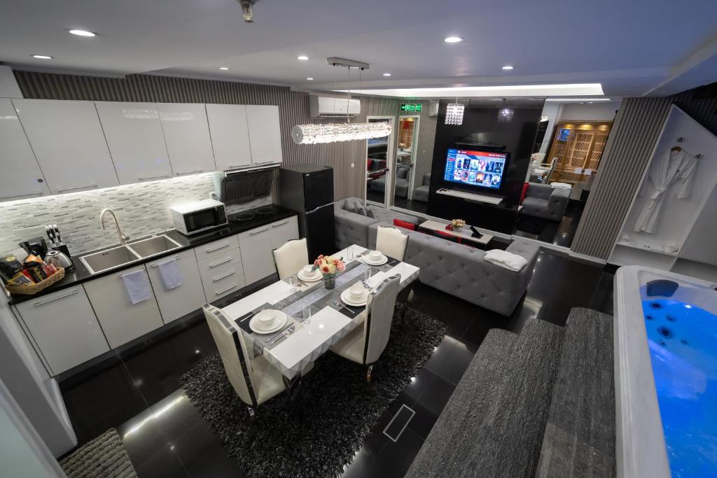 TV a/nebo společenská místnost v ubytování Luks Lofts Hotel & Residences