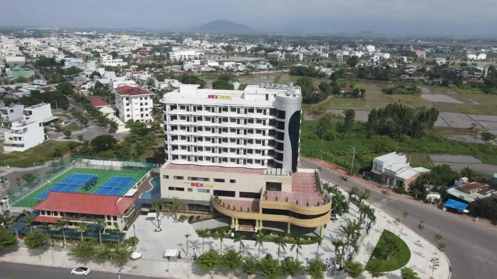 una vista aérea de un edificio en una ciudad en Rex hotel An Nhon, 