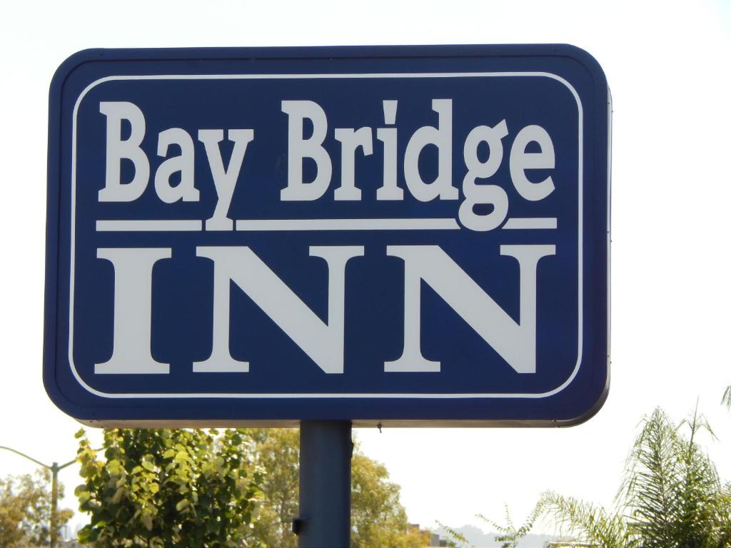 un panneau bleu pour une auberge située sur un pont suspendu dans l'établissement Bay Bridge Inn Oakland, à Oakland