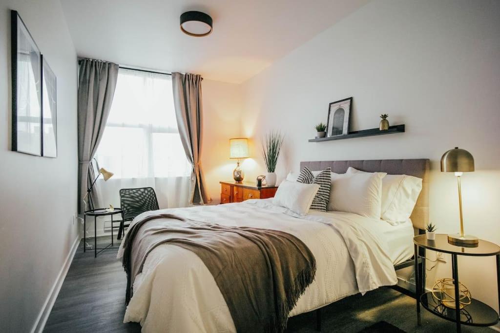 - une chambre avec un grand lit et une fenêtre dans l'établissement HRésidences Modern Montreal Apt on Ontario Street, à Montréal