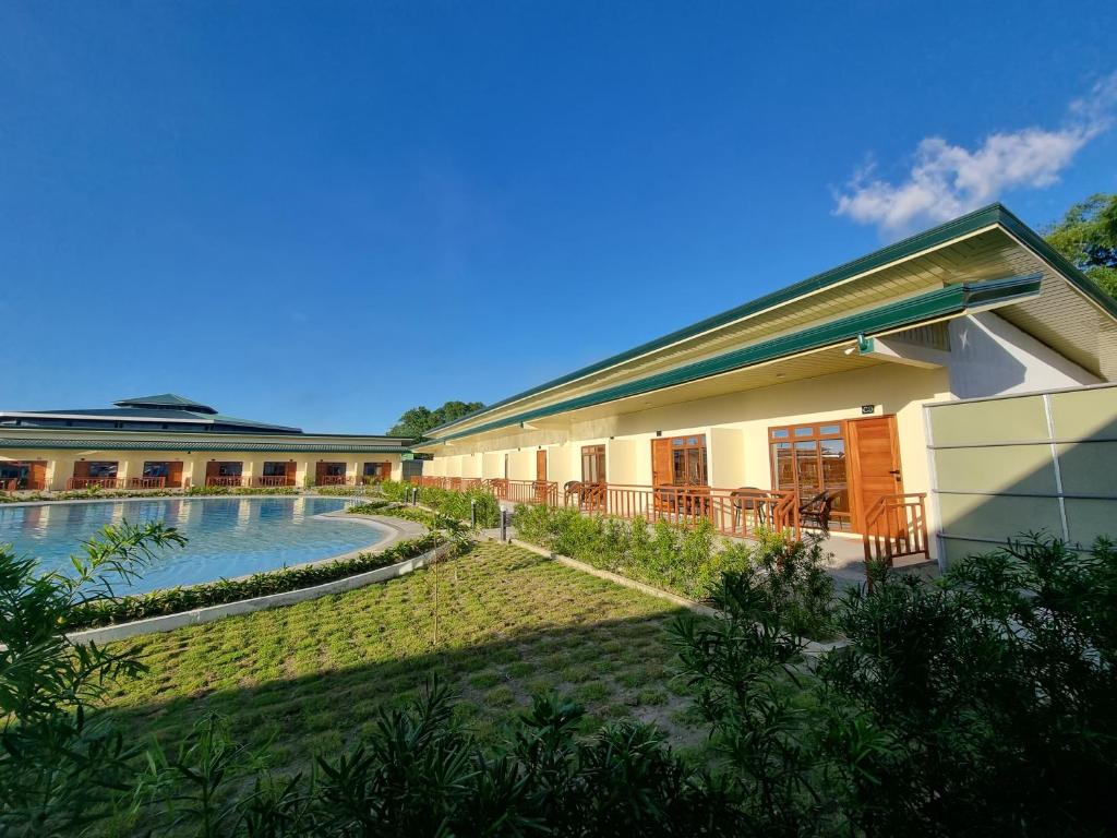 un edificio con piscina frente a él en 34k Hotel and Resort powered by Cocotel 