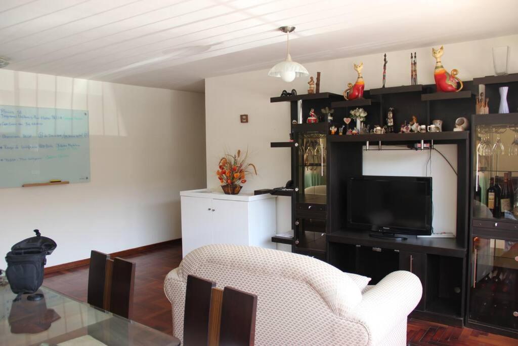 Hermoso departamento de dos dormitorios en el primer piso في ليما: غرفة معيشة مع طاولة وتلفزيون