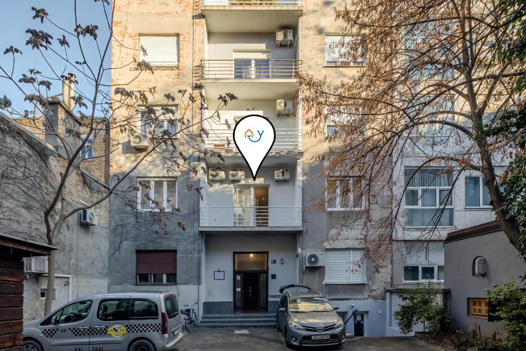 een parkeerplaats voor een hoog gebouw bij Leone Central Luxury Apartments - Happy Rentals in Zagreb