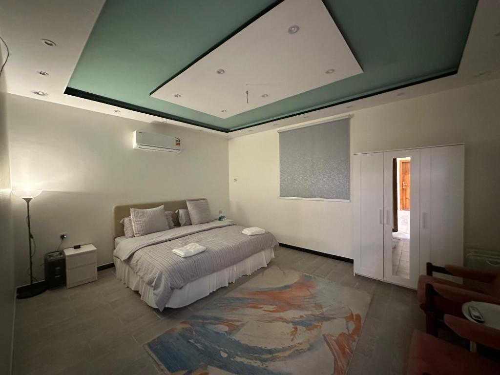 Postel nebo postele na pokoji v ubytování شاليهات ليالي زين الشرف 2