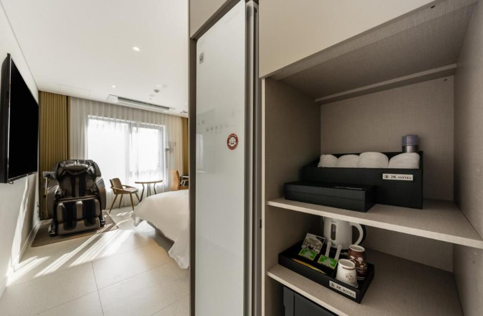 TV a/nebo společenská místnost v ubytování Gimpo JK Hotel