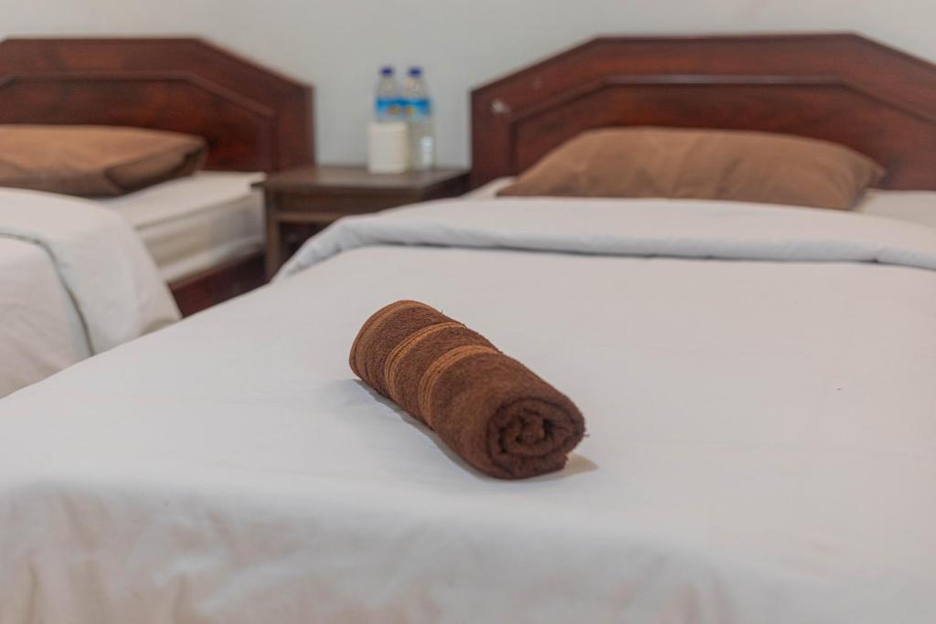 Postel nebo postele na pokoji v ubytování Transit Inn Senggigi