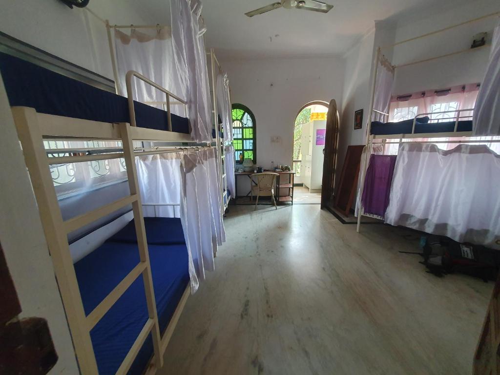 Rúm í herbergi á TantraLoka Retreat Centre