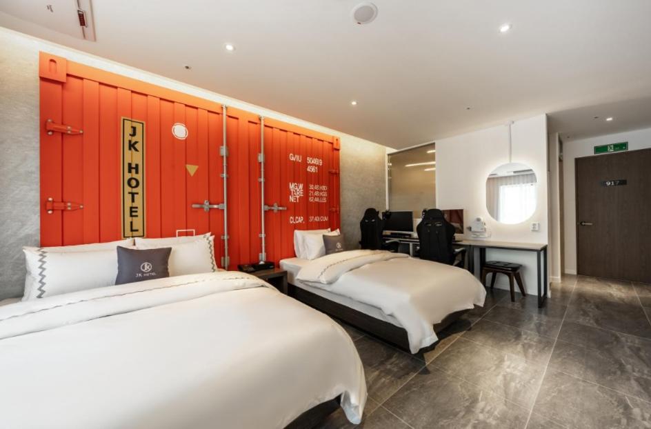 Postel nebo postele na pokoji v ubytování Gimpo JK Hotel