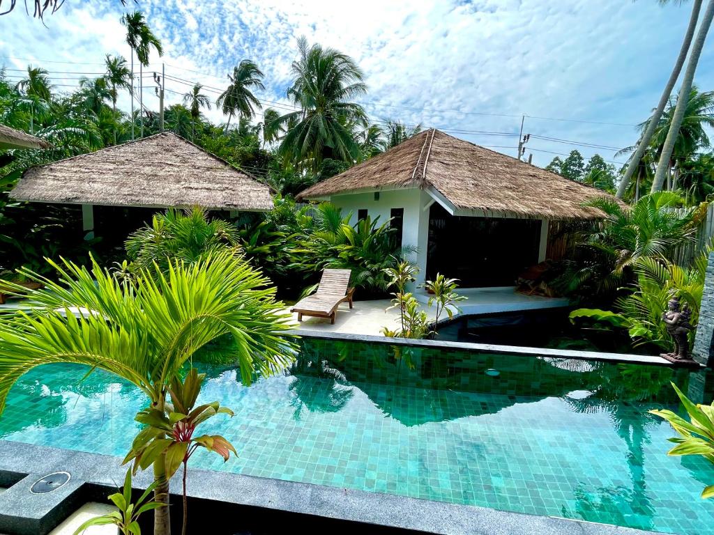 un complexe avec une piscine et une maison dans l'établissement Surya Villa, à Ko Pha Ngan