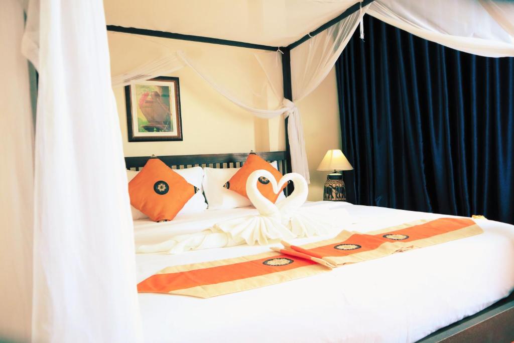 Postel nebo postele na pokoji v ubytování Harmony Patong Hotel